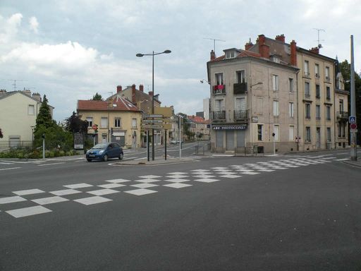  place Godefroy de Bouillon en direction du centre-ville
